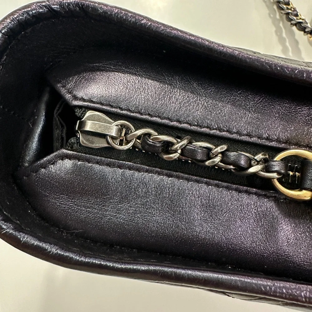 Chanel small Gabrielle hobo in black iridescent aged calfskin - Picture 6 of 17